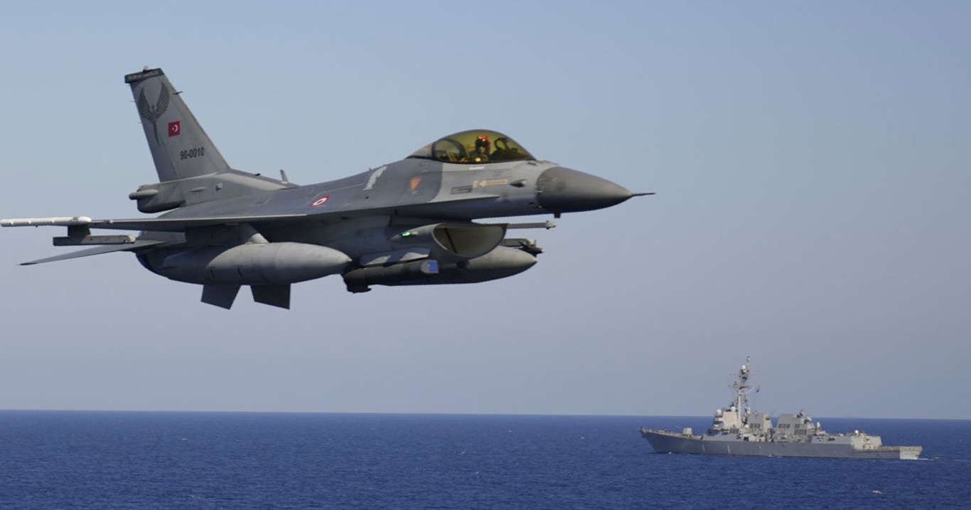 військовий літак над чорним морем