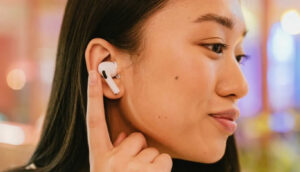 Apple хоче навчити AirPods зчитувати сигнали мозку людини