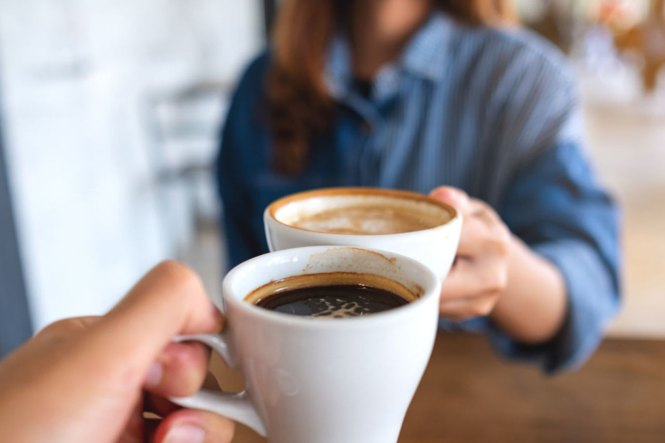 люди п'ють каву