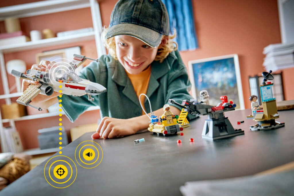 дитина грається у конструктор Lego