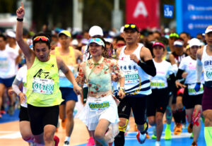 У Китаї двох марафонців дискваліфікували за куріння під час забігу