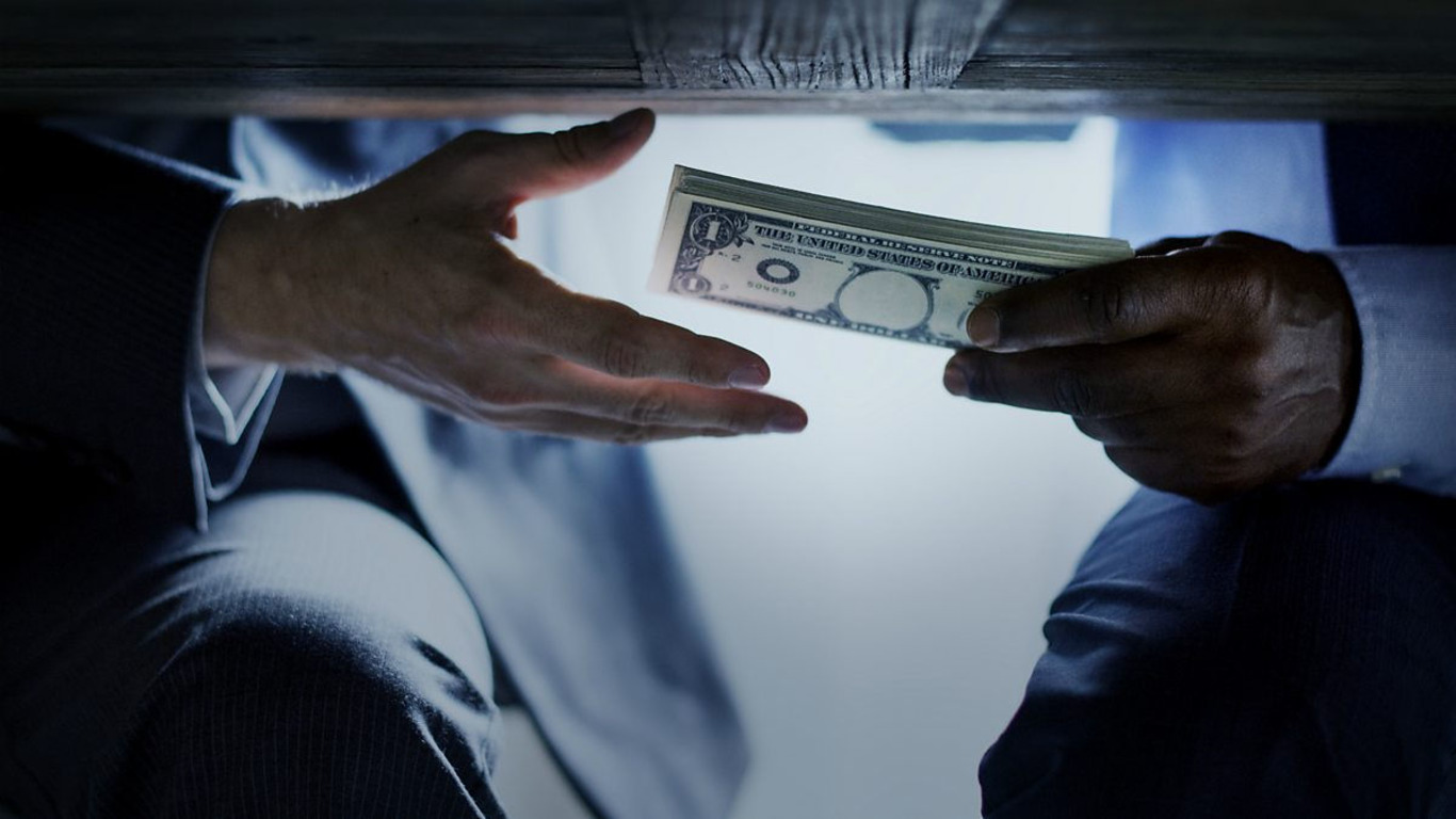 люди передають один одному пачку доларів