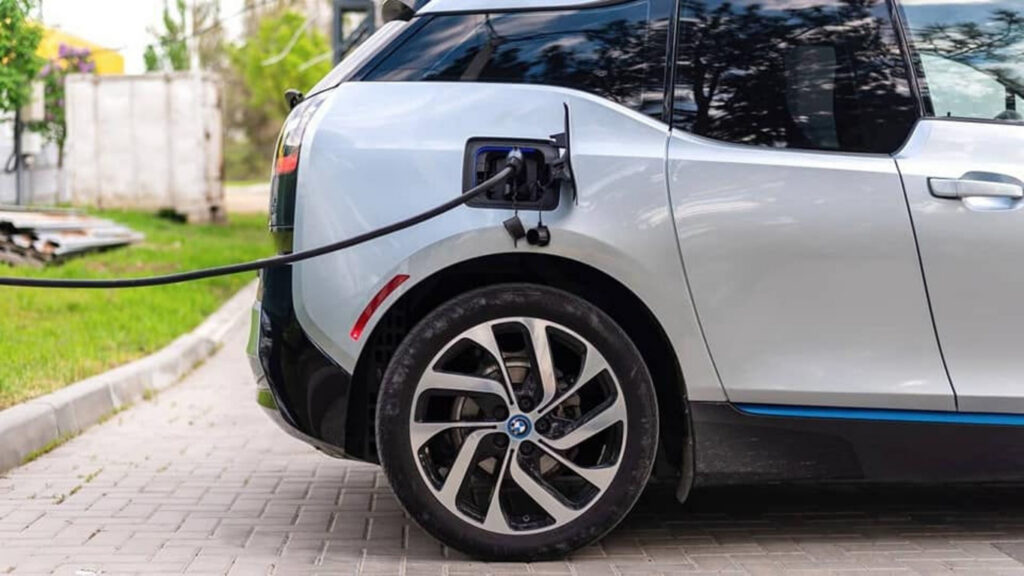 електрокар на заправці