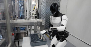 На заводах Tesla вже працює близько 1000 людиноподібних роботів Optimus