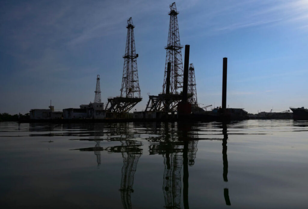 нафтовидубувальні вежі