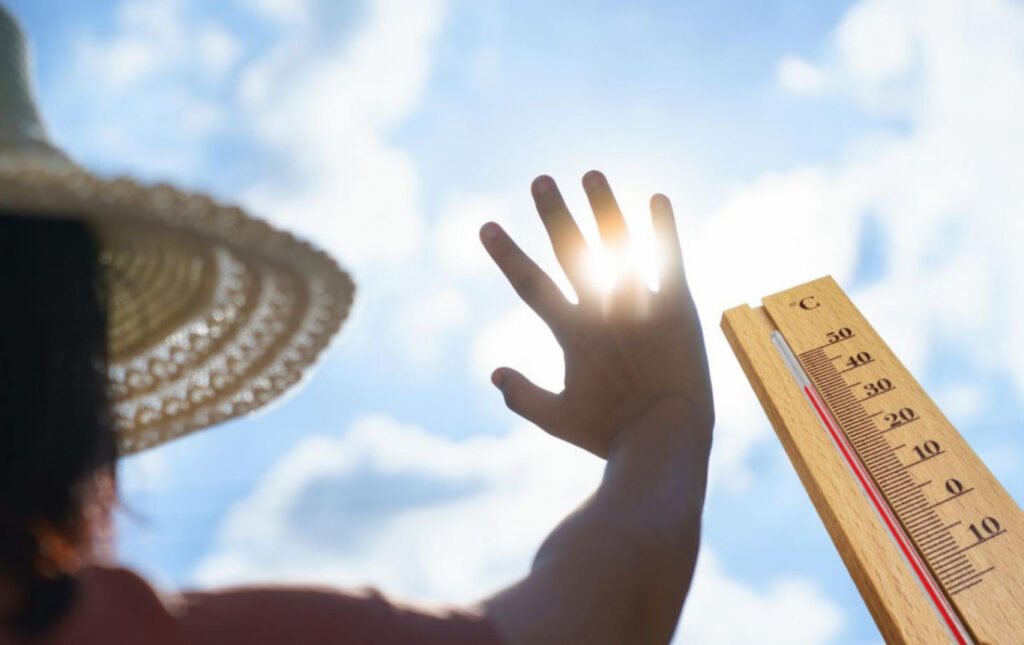 жінка стоїть на Сонці