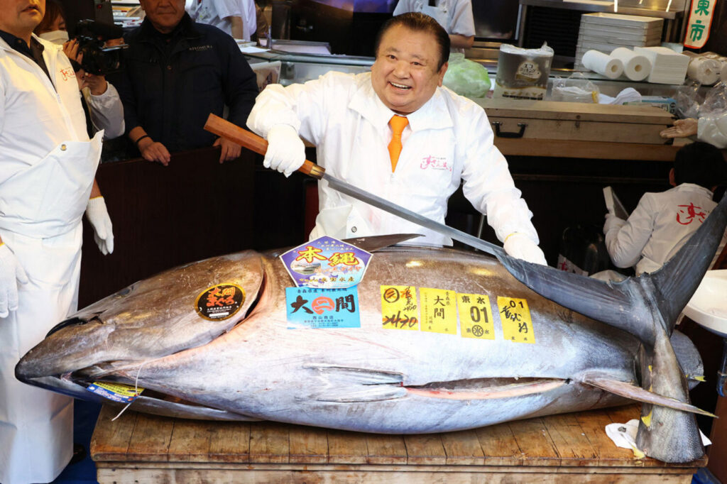 чоловік ріже тунця