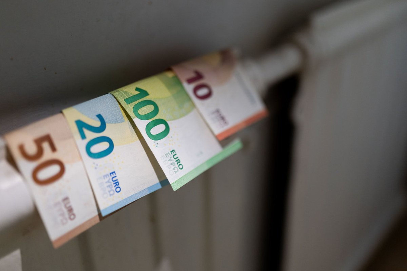 купюри євро на батареї