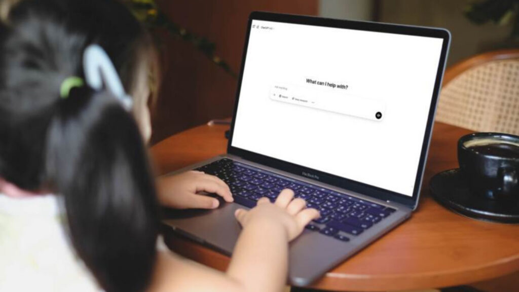 дитина за ноутбуком