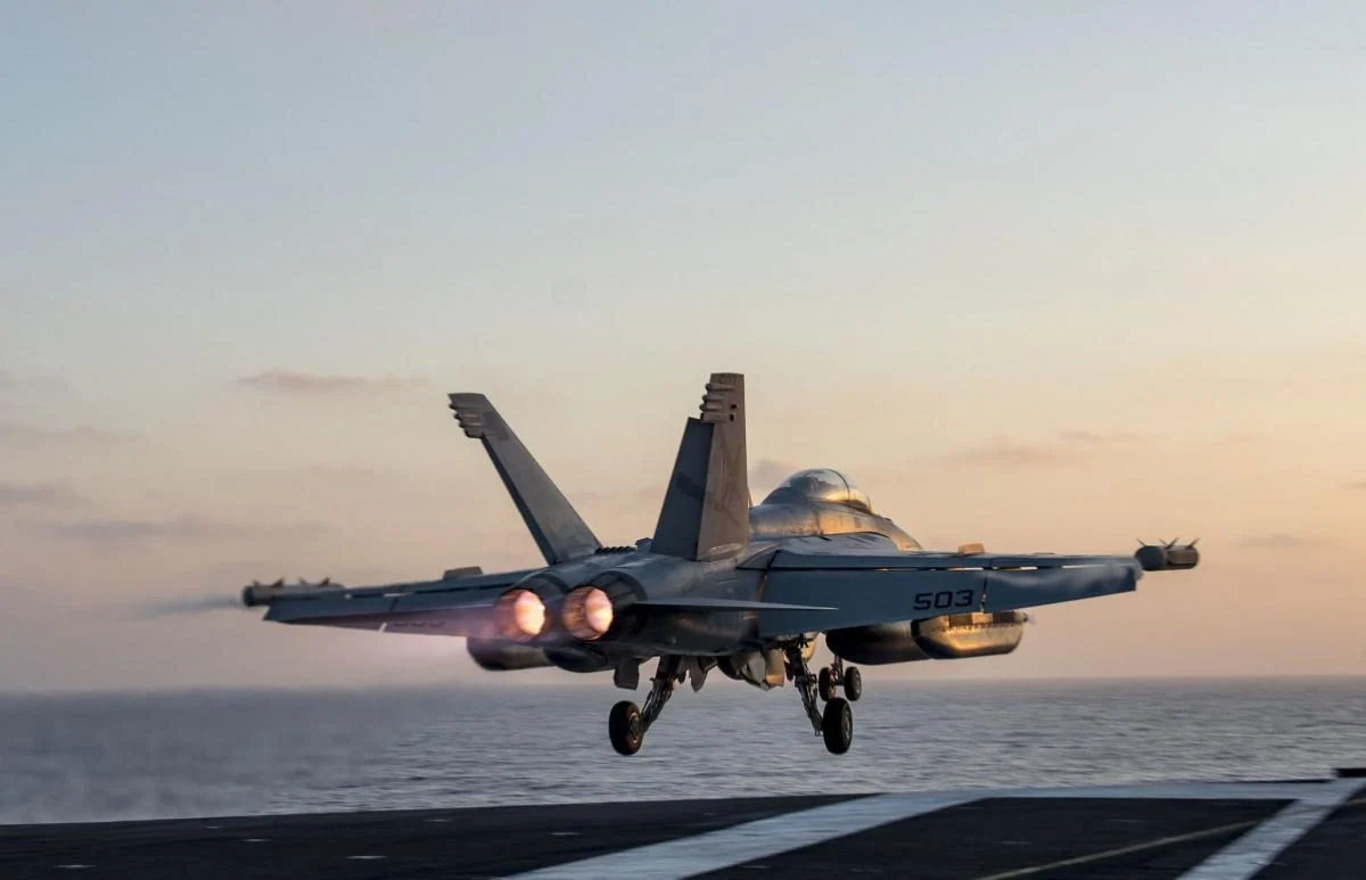 військовий літак