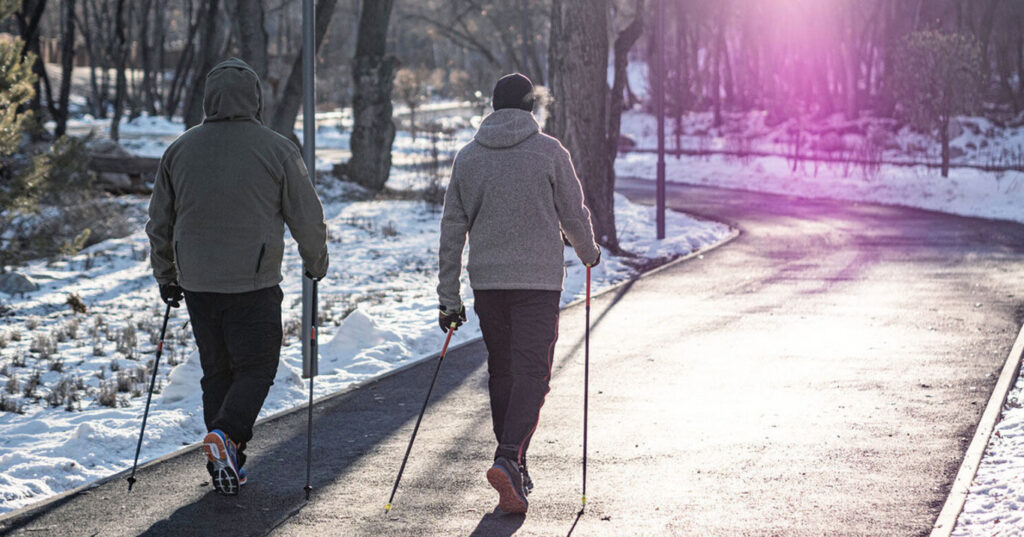 чоловікі гуляють на вулиці