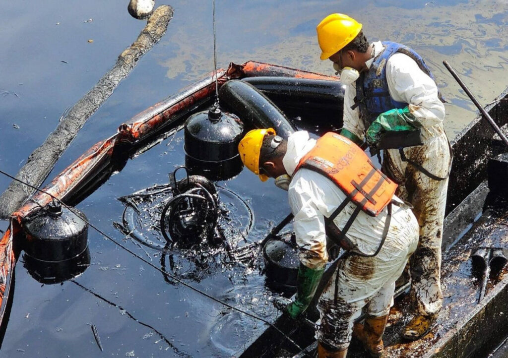 працівники нафтової платформи