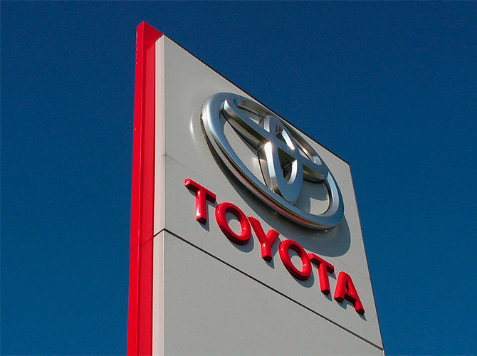 логотип Toyota
