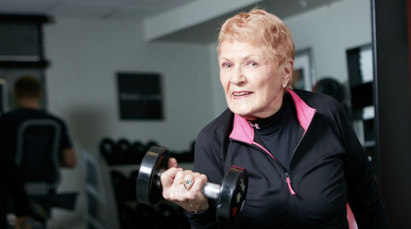 жінка у тренажерній залі