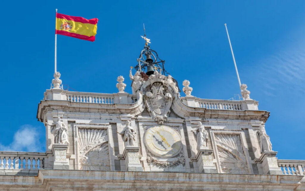 прапор Іспанії на будівлі