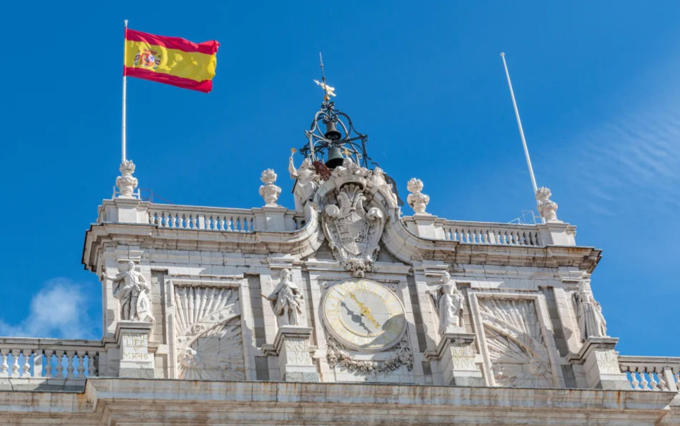 прапор Іспанії на будівлі