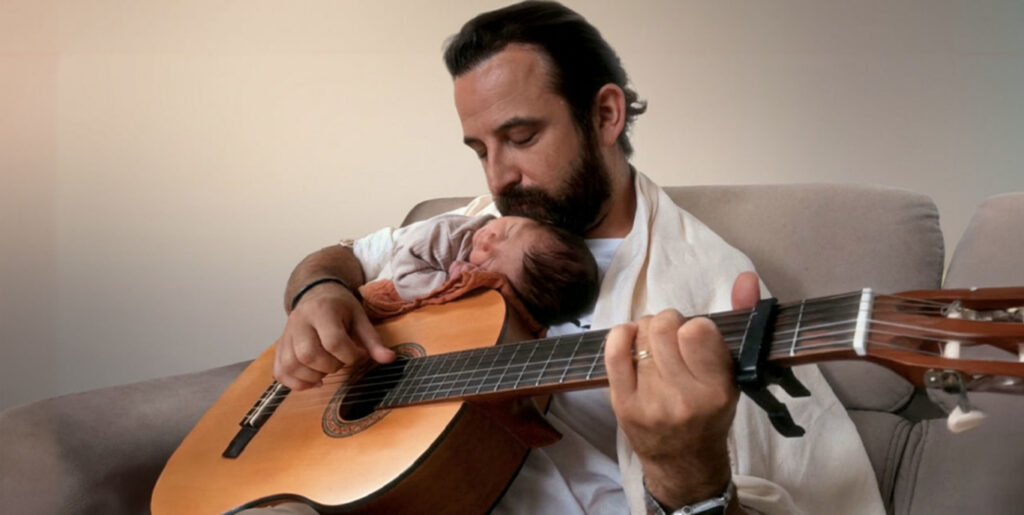 чоловік грає на гітарі