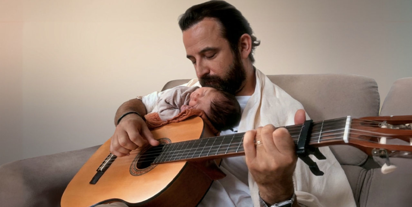 чоловік грає на гітарі