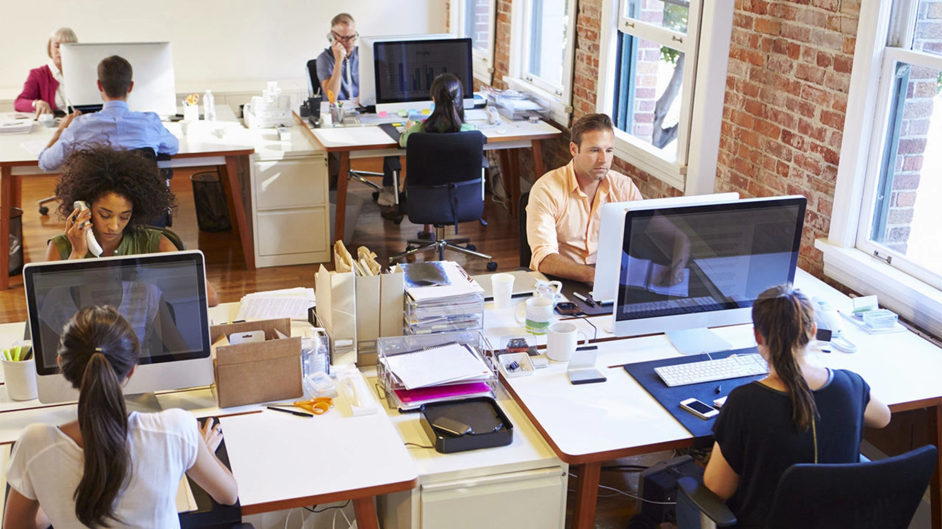 люди в офісі