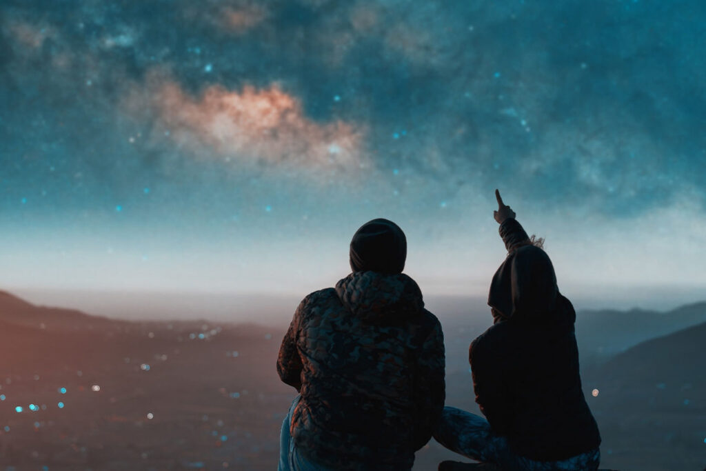 люди спостерігають за небом