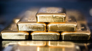 Золото підскочило у ціні на 1% на тлі митного хаосу США