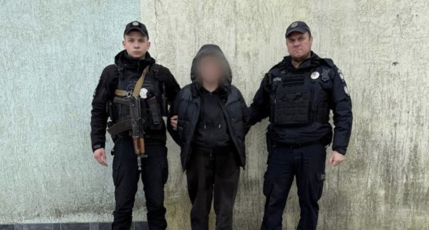 поліцейські та жінка