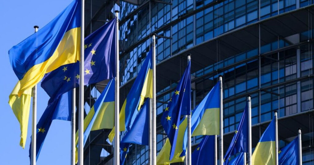 прапори ЄС та України