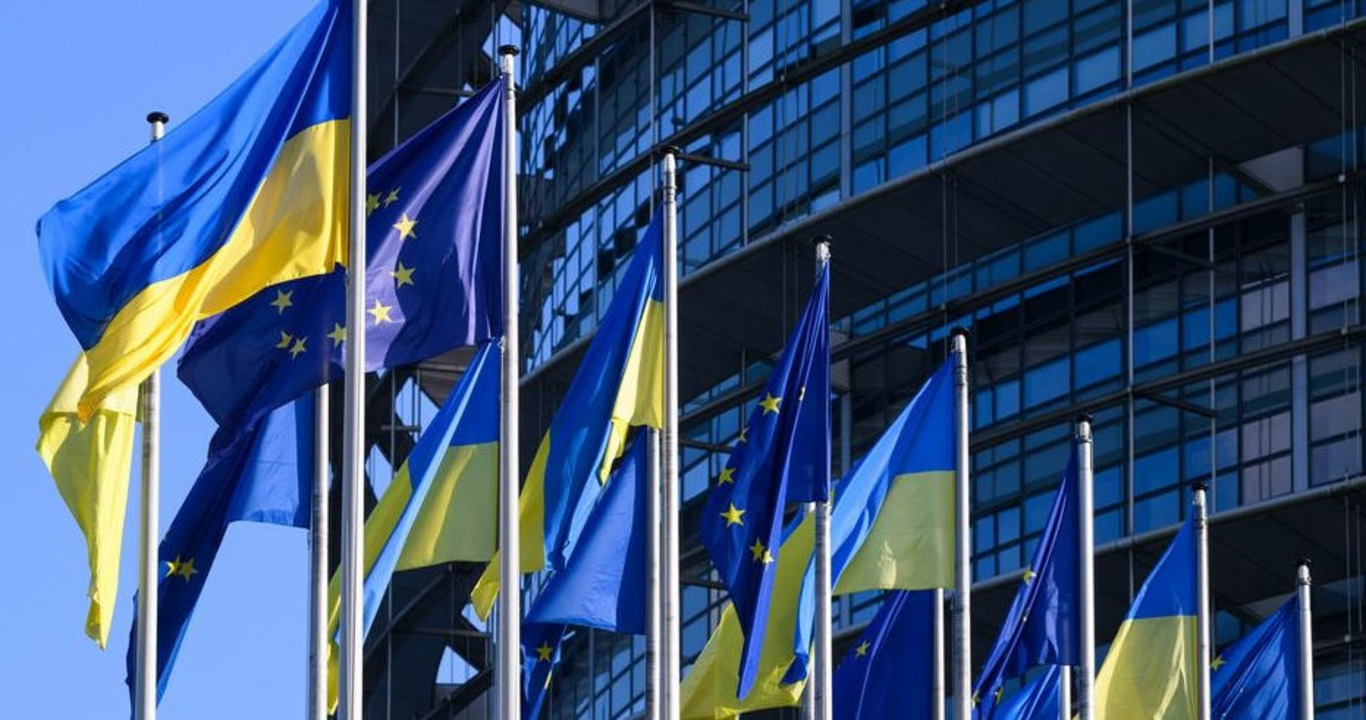 прапори ЄС та України