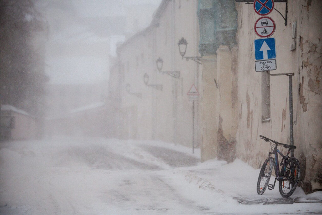 вулиця у місті взимку
