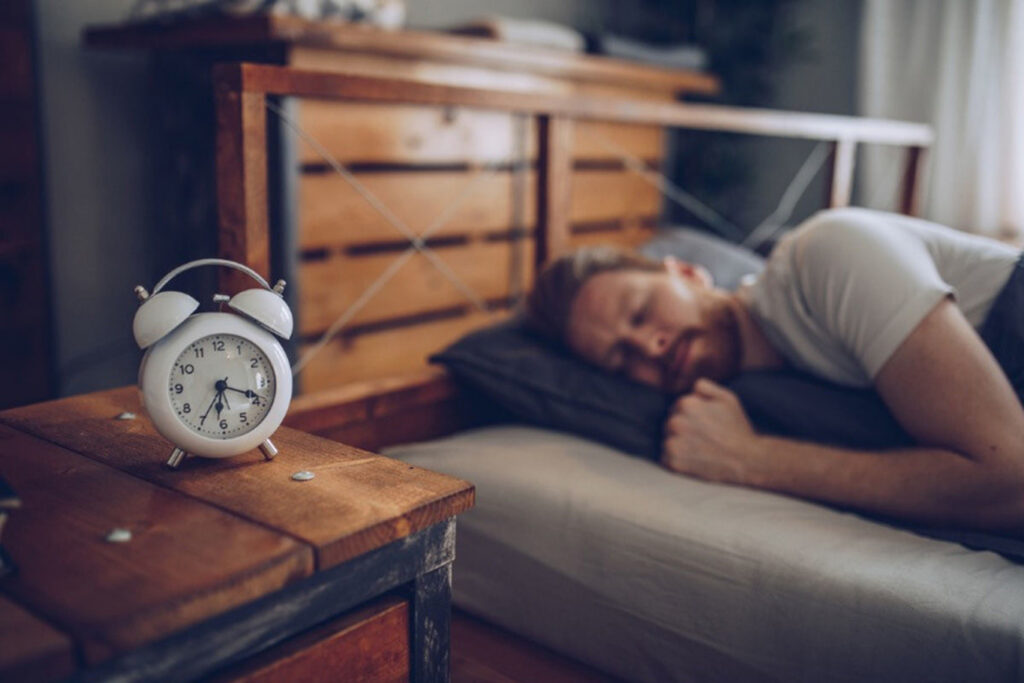 чоловік спить