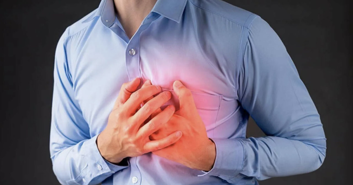 людина хапається за серце