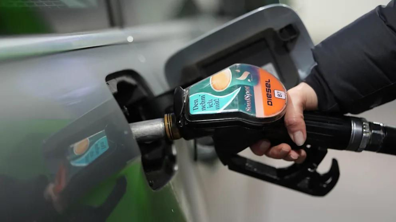 машина на АЗС