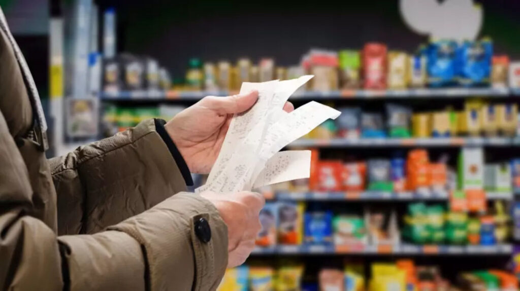 людина в супермаркеті