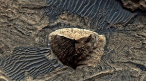 Більше, ніж у Єгипті: на знімках Марса виявили гігантську тригранну піраміду