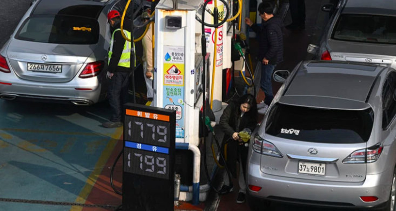 автомобілі на АЗС