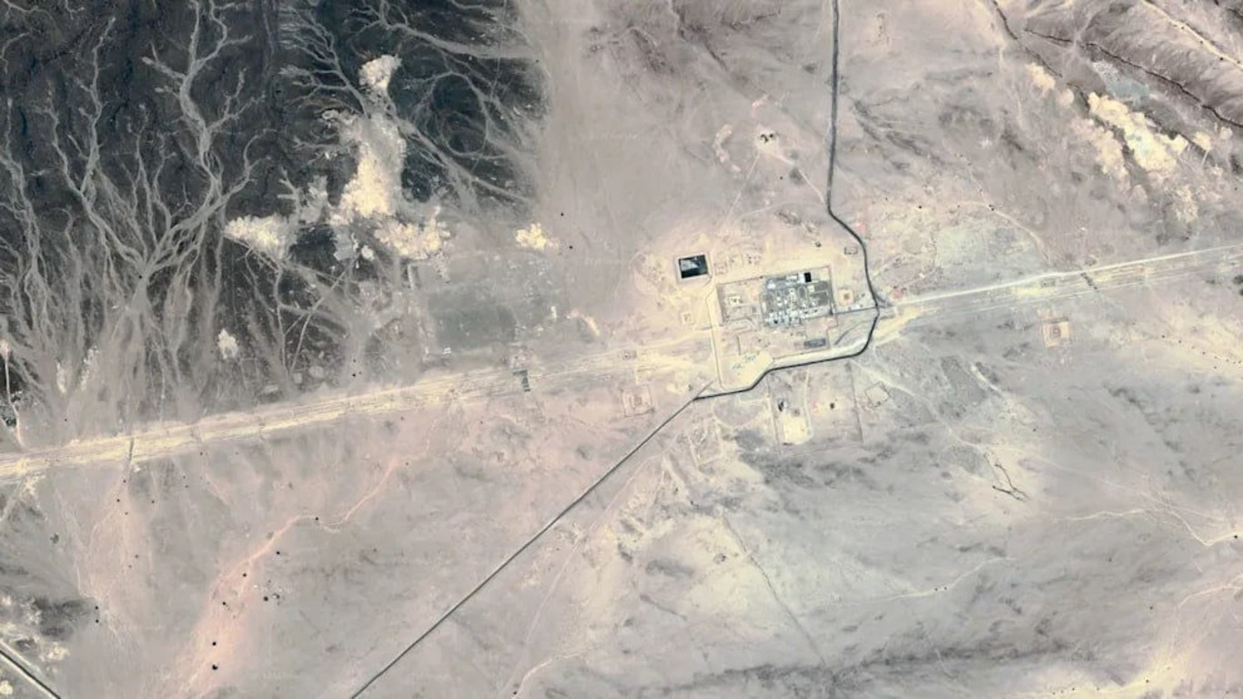 нафтопровід у пустелі