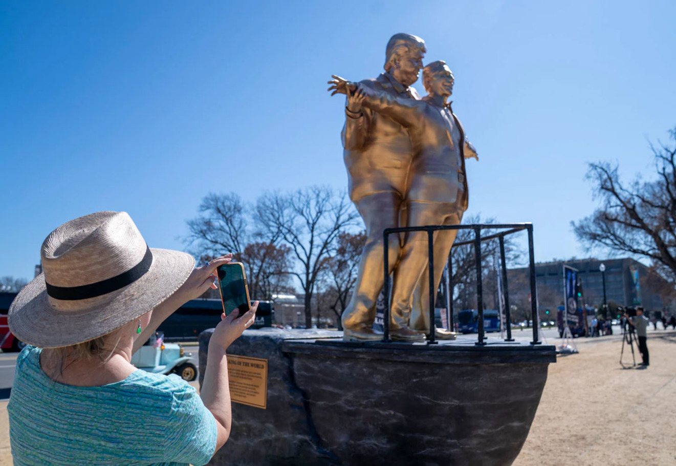 пам'ятник Трампу і Епштейну
