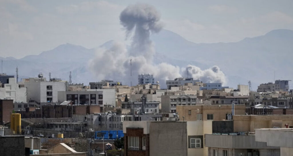 наслідки ракетної атаки у місті