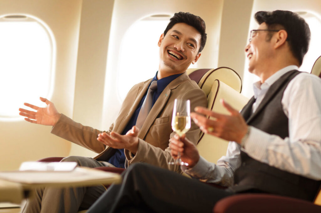 чоловіки у літаку