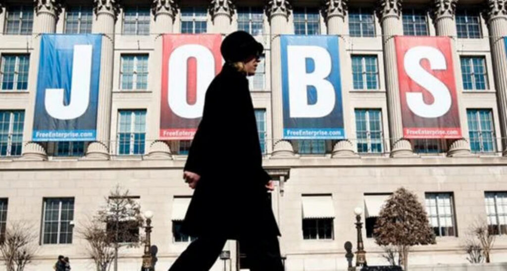 чоловік йде по вулиці