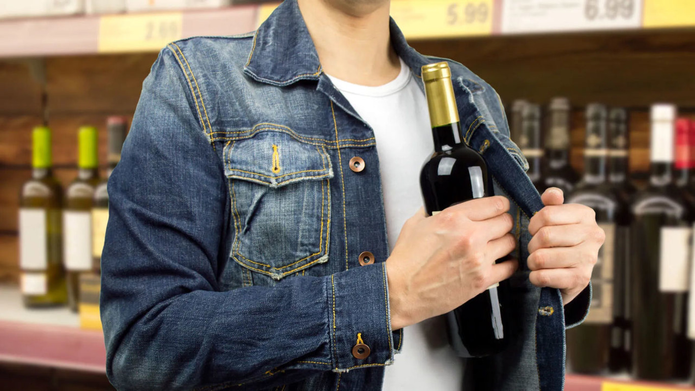 чоловік і пляшка вина