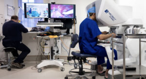Лондонський хірург прооперував пацієнта на відстані 2400 км за допомогою робота