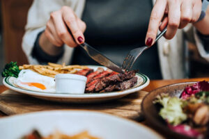 Вчені: Відмова від червоного м’яса та куріння може вберегти від раку молочної залози