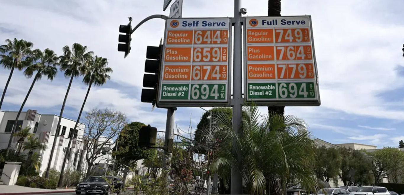 вказівник на дорозі