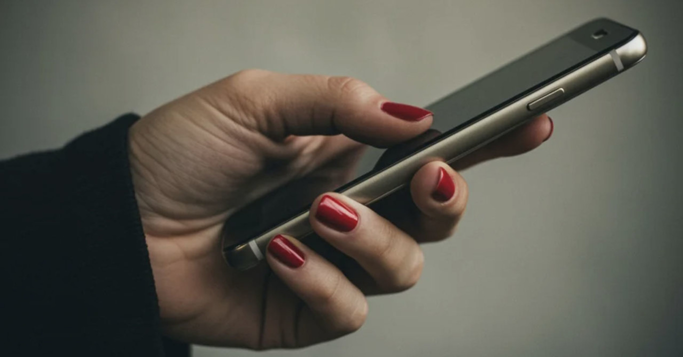 жінка зі смартфоном