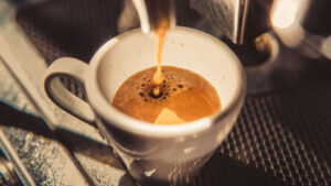 Вчені: Кава та чай бадьорять вдень, але не шкодять нічному сну