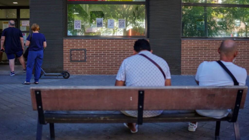 чоловік на лавочці