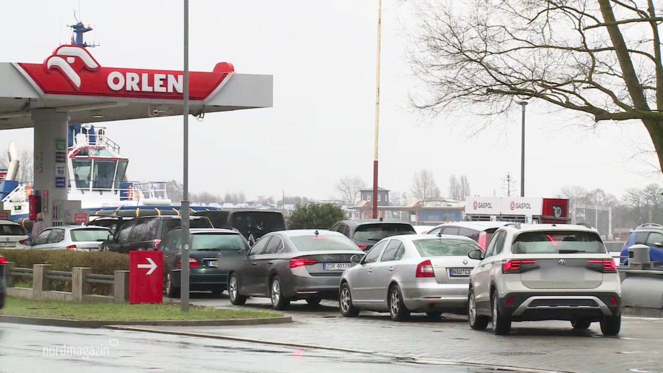 черги з автівок на АЗС