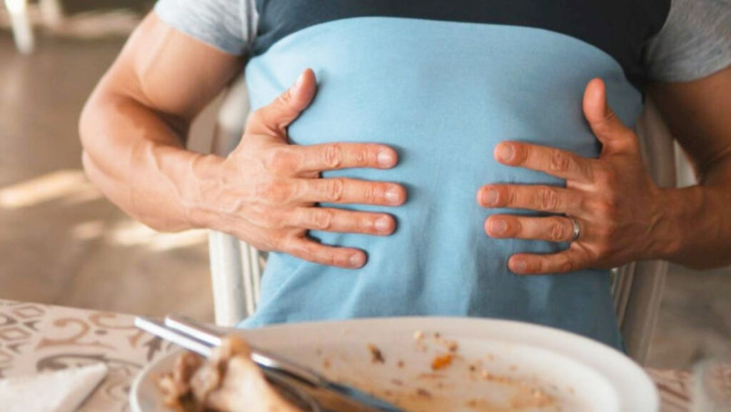 чоловік за столом