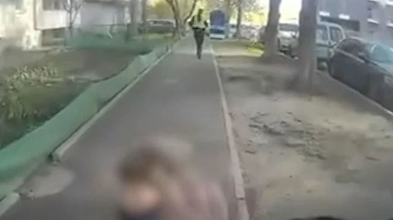 поліцейський убігає в Києві